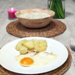 Kartoffeln mit Spiegeleiern und Gurkensalat