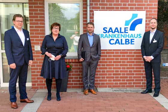Sachsen-Anhalts Sozialministerin Petra Grimm-Benne und Calbenser Bürgermeister Sven Hause besuchen Saale-Krankenhaus Calbe