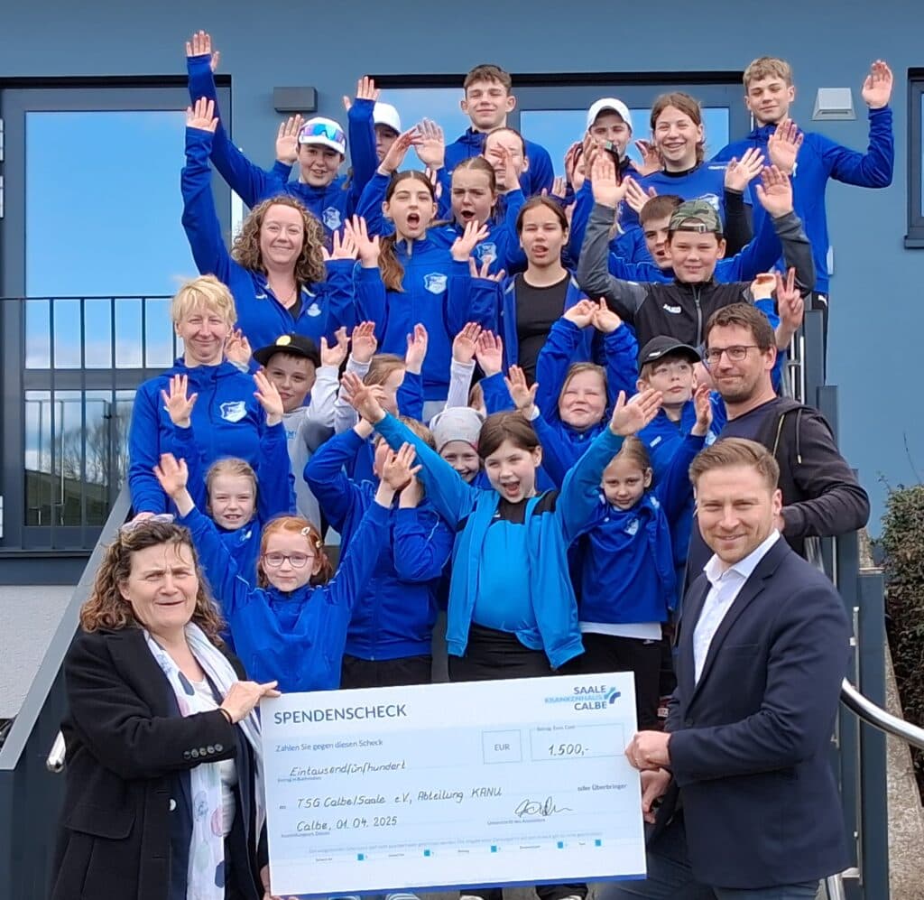 Gruppenfoto der Kanuten des TSG Calbe zusammen mit Florian Dietrich der einen Scheck über 1500 Euro überreicht