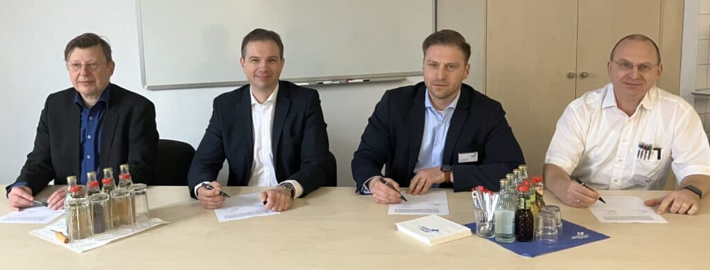 Prof. Dr. med. Hendrik Schmidt, Willi Lamp, Florian Dietrich und Dr. med. Holger Böhme unterzeichnen den Kooperationsvertrag.