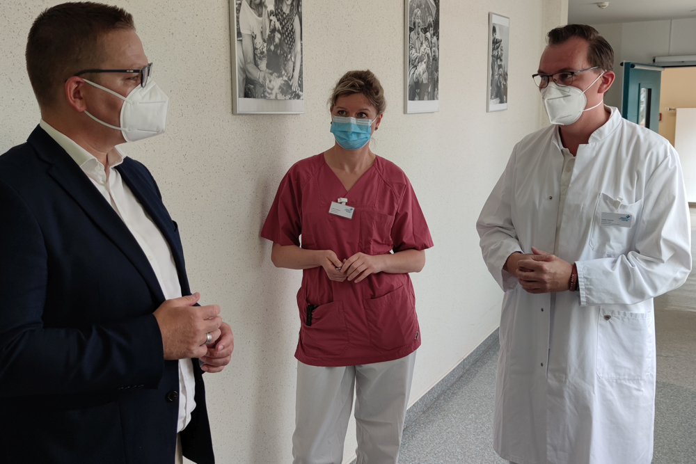 CDU-Bundestagsabgeordnete Tino Sorge spricht mit Therapieleiterin Undine Semper und Chefarzt Stefan Schütze 