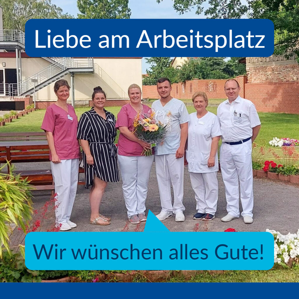 Im Bild stehen 6 Personen draußen umgeben von einer Wiese. Der Text lautet: "Liebe am Arbeitsplatz. Wir wünschen alles Gute!"