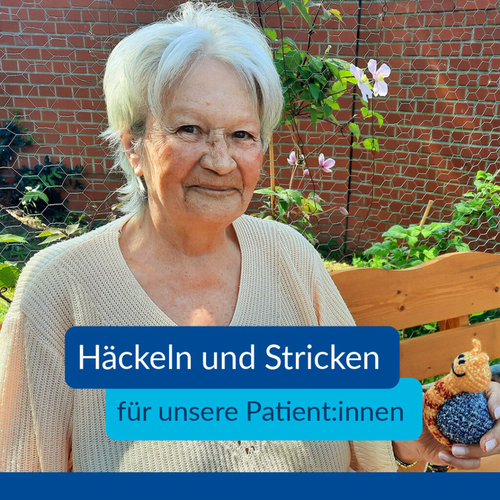 Im Bild sieht man eine ältere Patientin, die lächelnd die gehäkelte Figur einer Schnecke in der Hand hält. Im Text steht: "Häkeln und Stricken für unsere Patient:innen." 