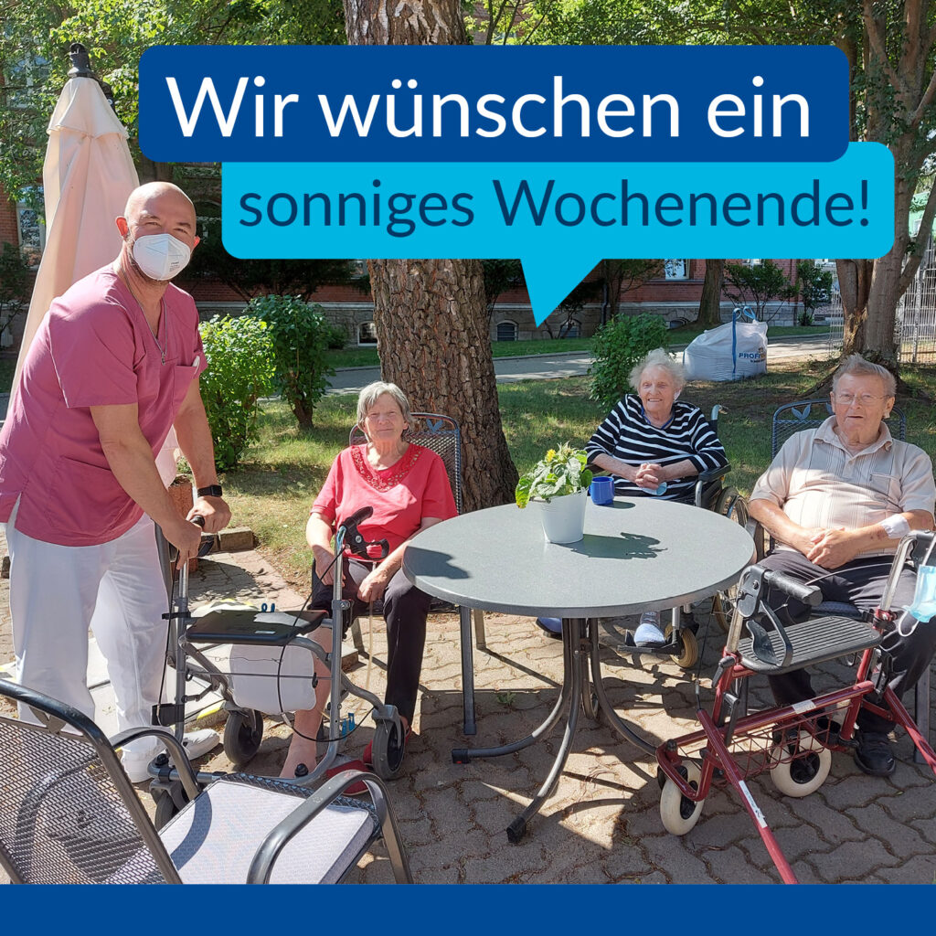 Auf dem Bild sieht man 3 Patient:innen und einen Pfleger im Garten am Tisch sitzen. Im Text steht: "Wir wünschen ein sonniges Wochenende!"
