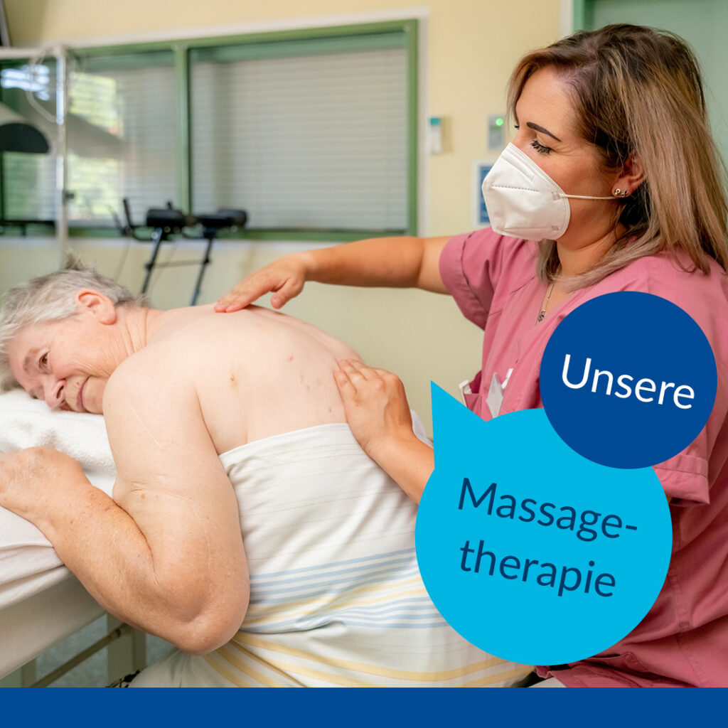 Im Bild sieht man eine ältere Patientin, welche sich nach vorne lehnt. Sie wird von einer Pflegerin am Rücken massiert. Im Text steht: "Unsere Massagetherapie".