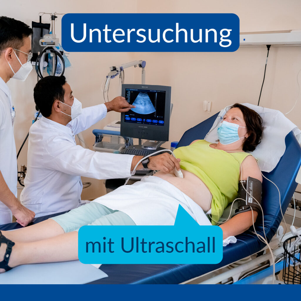 Im Bild sieht man eine Patientin, welche auf einer Liege in einem Behandlungsraum liegt. Ihr Bauch wird von 2 Ärzten mit einem Ultraschall untersucht, was auch im Text steht.