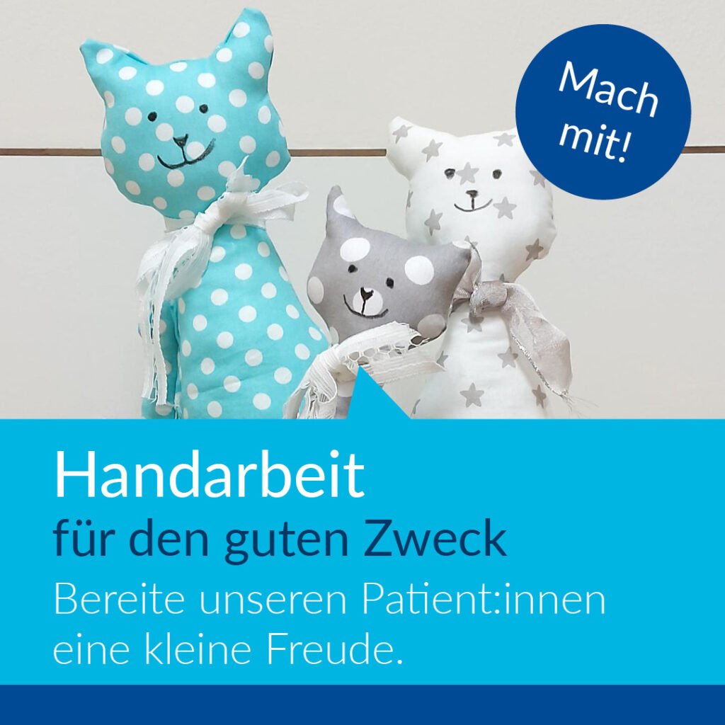 Auf dem Bild sind 3 handgefertigte Kätzchen aus Stoff. Darunter steht im Text "Handarbeit für den guten Zweck" mit dem Aufruf unseren Patient:innen eine kleine Freude zu bereiten, indem man sich beteiligt.
