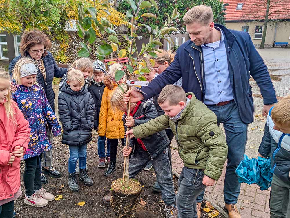 Übergabe der Apfelbäume in der Grundschule Sachsendorf