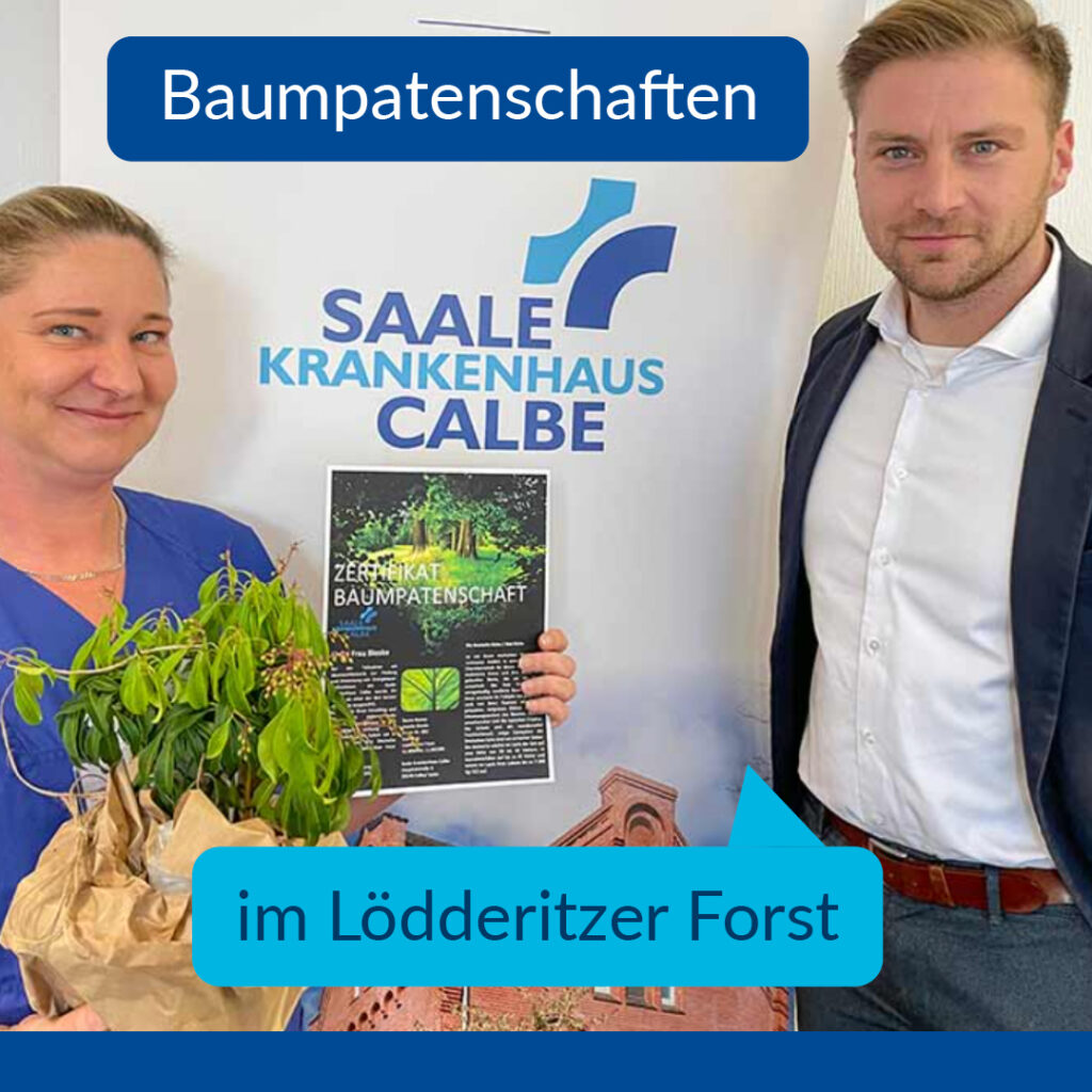 Im Bild sieht man unseren Geschäftsführer und eine Mitarbeiterin. Sie halten eine Pflanze und eine Urkunde in der Hand. Im Text steht: "Baumpatenschaften im Lödderitzer Forst."