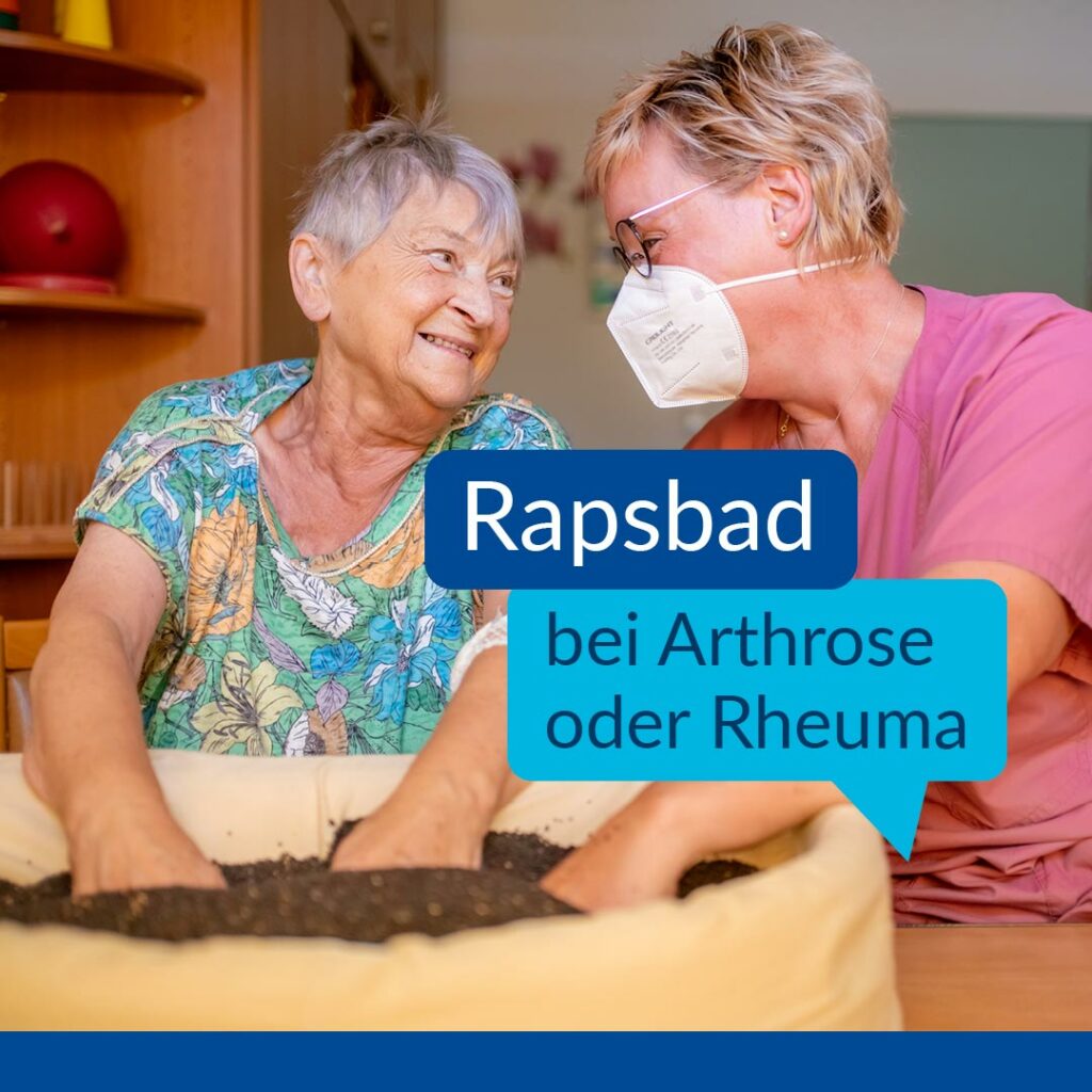 Im Bild sieht man eine ältere Patientin zusammen mit einer Pflegerin. Sie halten ihre Hände in einen Sack mit Rapssamen. In der Beschreibung steht: "Rapsbad bei Arthorse oder Rheuma."