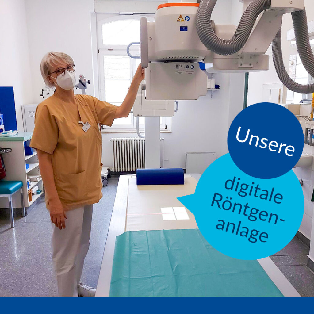Im Bild sieht man eine Mitarbeiterin unseres Krankenhauses an der digitalen Röntgenanlage stehen. Im Text steht: Unsere digitale Röntgenanlage.