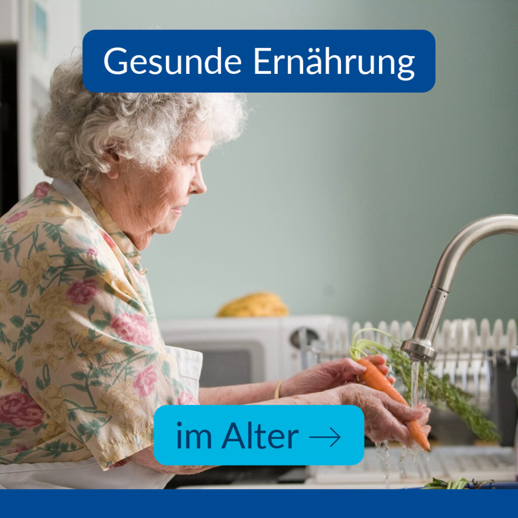Im Bild sieht man eine ältere Dame in der Küche Karotten abwaschen. Im Text steht: Gesunde Ernährung im Alter.