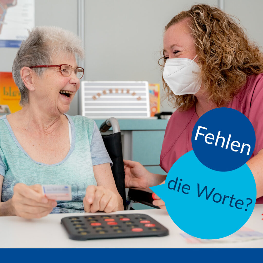Im Bild sieht man eine ältere Patientin und eine Krankenschwester zusammen ein Wortspiel spielen. Beide lachen und die Patientin hat eine Spielkarte in der Hand. Im Text steht: Fehlen die Worte?
