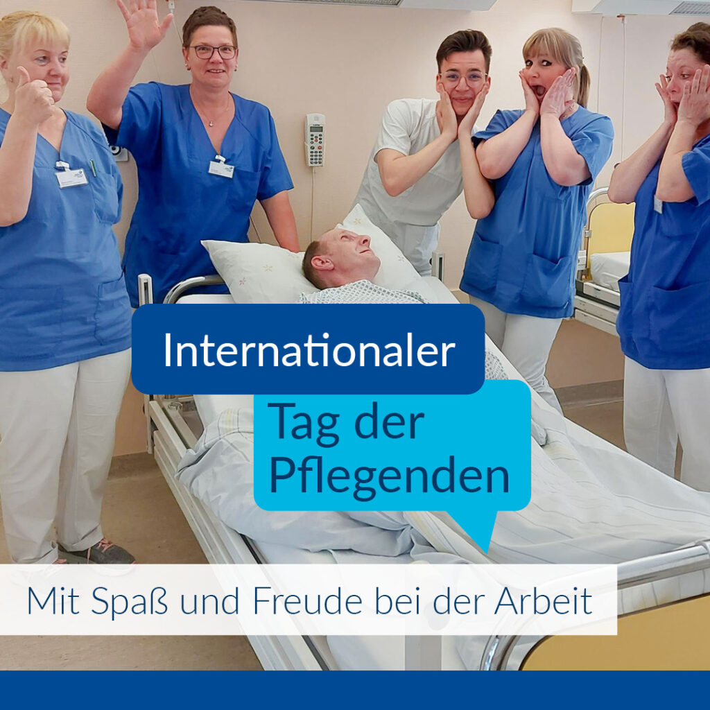 Im Bild sieht man unser Pfleger:innen Team. Im Text steht: Internationaler Tag der Pflegenden. Mit Spaß und Freude bei der Arbeit
